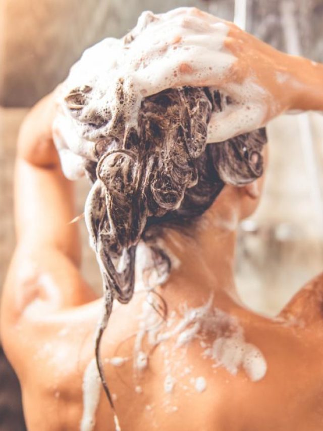 চুলে কতদিন পরপর শ্যাম্পু করবেন? টিপস দিলেন ডাক্তার
