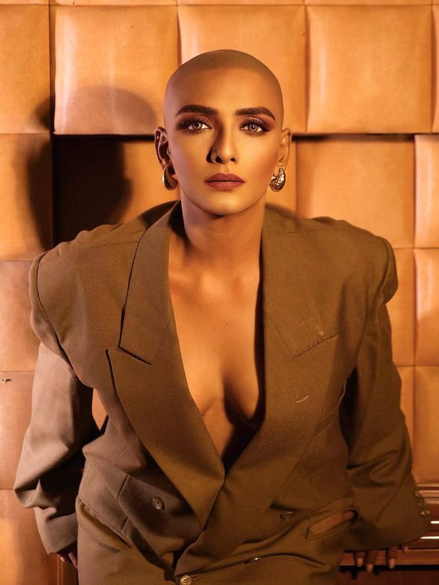 55 साल की एक्ट्रेस ने मुंडवाया सिर, शेयर कीं PHOTOS, बोलीं- मैं एक खांचे में...