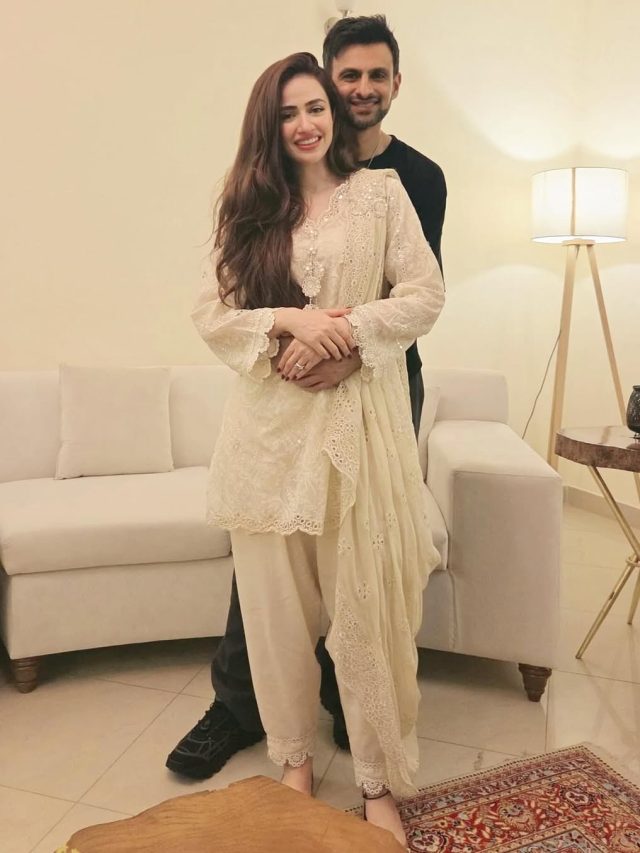 ईद पर तीसरी पत्नी संग रोमांटिक हुए क्रिकेटर शोएब मलिक, मनाया जश्न, बांहों में आए नजर