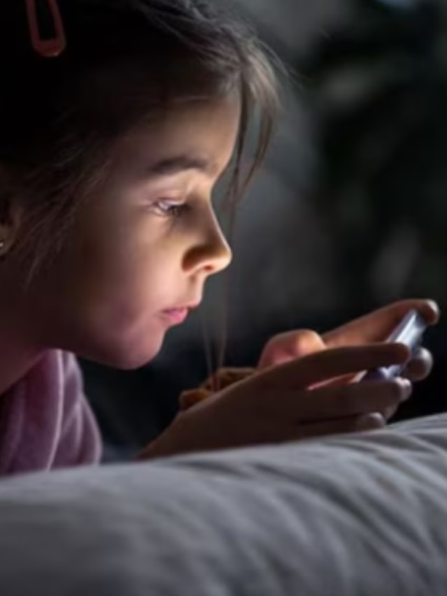 দিনরাত মোবাইল ঘাঁটে সন্তান? না বকে এই টোটকায় কাটান নেশা