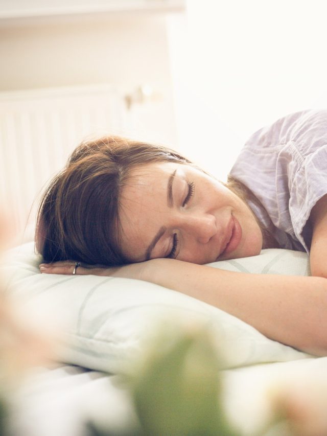 সন্ধেবেলায় শুতে নেই কেন? কারণ জানলে অবাক হবেন