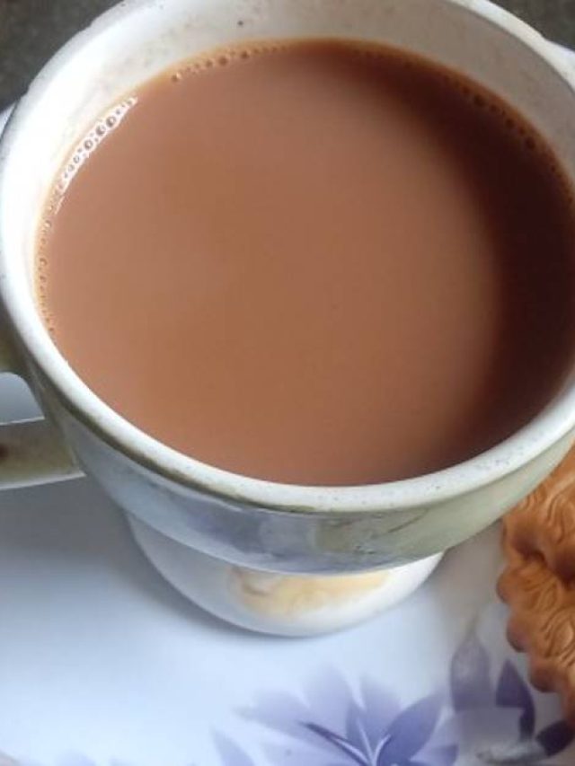 একেবারে পাতি দুধ চা, চিনি কখন দেবেন?