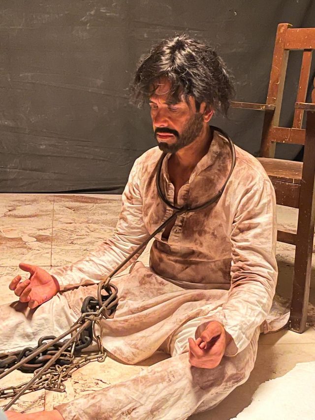 जंजीरों में कैद-बुरे हाल में दिखा कपूर खानदान का बेटा, लिखा- ग्लैमर से दूर...