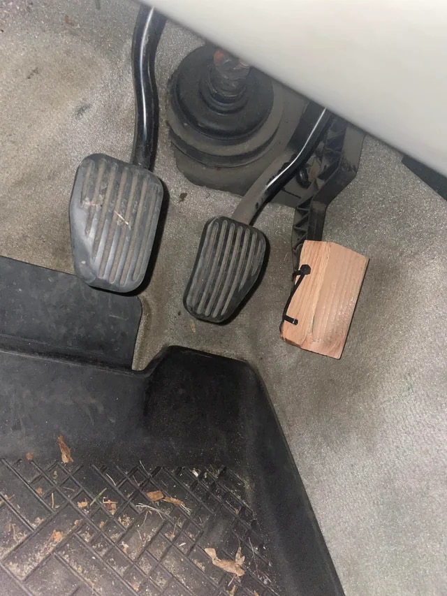 গাড়ি থামাতে আগে ক্লাচ চাপবেন নাকি ব্রেক? অনেকেই জানেন না