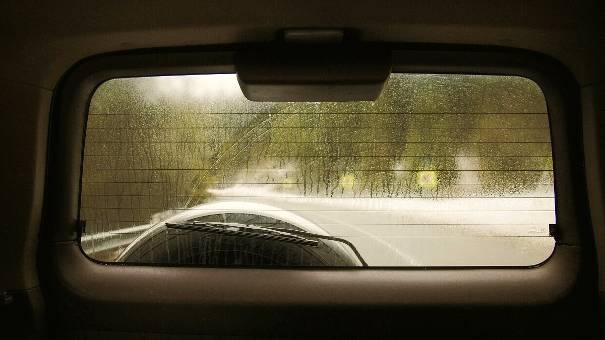 कार के पिछले शीशे पर क्यों होती हैं ये लाइनें? क्या है इनका काम