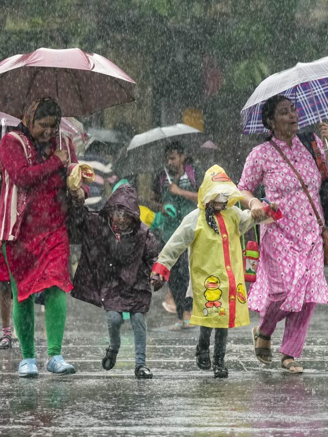 ঘূর্ণাবর্তের চোখরাঙানি, উইকএন্ডে ঝেঁপে নামবে বৃষ্টি