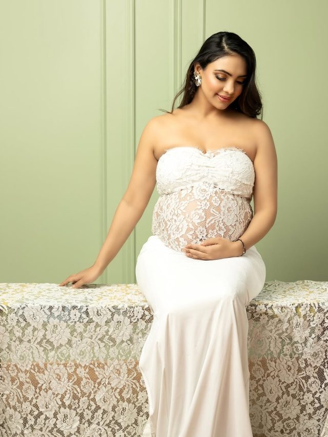 शादी को हुए 8 साल, दूसरी बार मां बनेगी एक्ट्रेस, बेबी बंप थामकर दिए पोज, लगीं ग्लैमरस