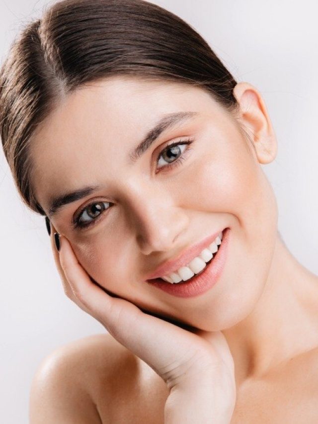 ৬০-এও দেখতে লাগবে ৩০-এর মতো, শুধু মুখে লাগান এই ঠান্ডা জিনিস