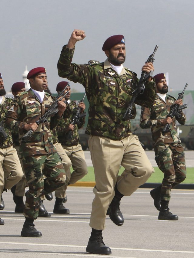 पाकिस्तान में करीब 5 लाख...जानिए इंडियन आर्मी में कितने हैं सैनिक?