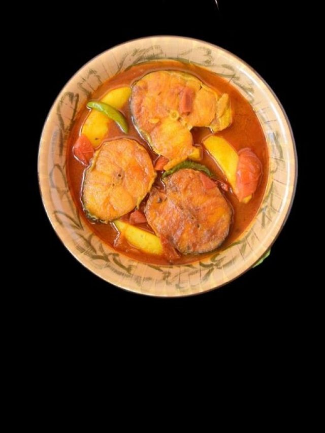 কাঁচকলা-পেঁপে-আলু-বড়ি দিয়ে মাছের ঝোল, এটাই গ্রামের সেরা রেসিপি