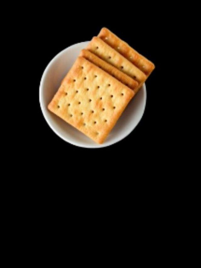 বিস্কুটের গায়ে থাকা এই ফুটোগুলোর কী কাজ? অনেকেই এটা জানেন না