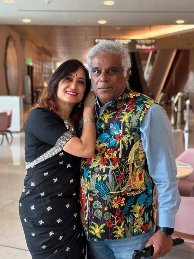 57 की उम्र में रचाई थी दूसरी शादी, एनिवर्सरी पर रोमांटिक हुआ एक्टर, पत्नी बोली- हाथ में हाथ...