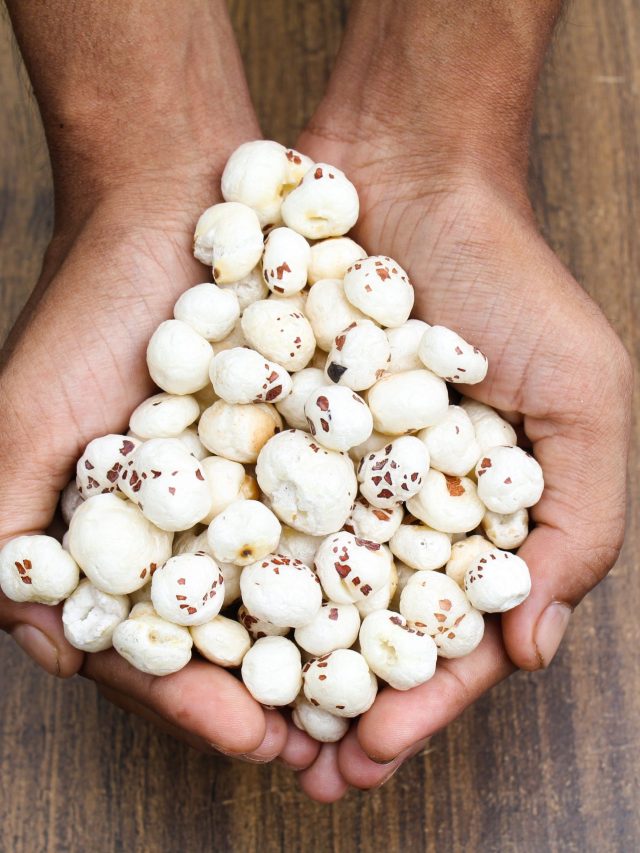 वजन घटाने के लिए रोज इस तरह खाएं मखाना, पेट के आसपास की चर्बी होने लगेगी गायब