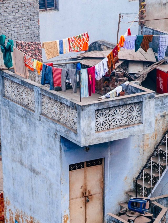 अशुभ है घर की छत पर इन 3 चीजों को रखना, उड़ जाएगी बरकत