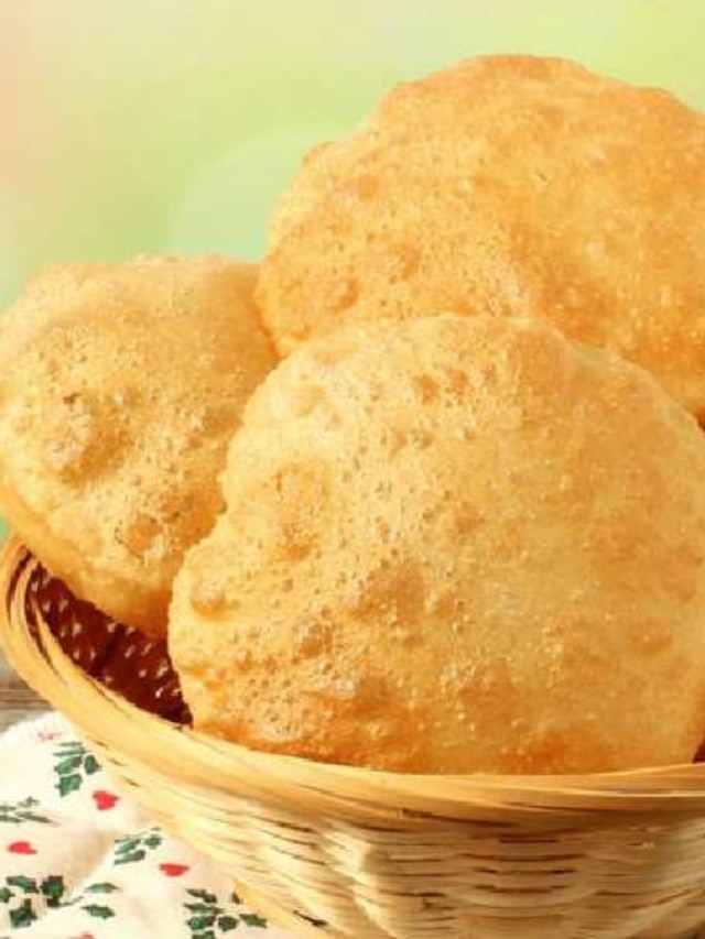 একগাদা তেল লাগবে না, সামান্য তেলেই ফুলকো লুচি ভাজার উপায়