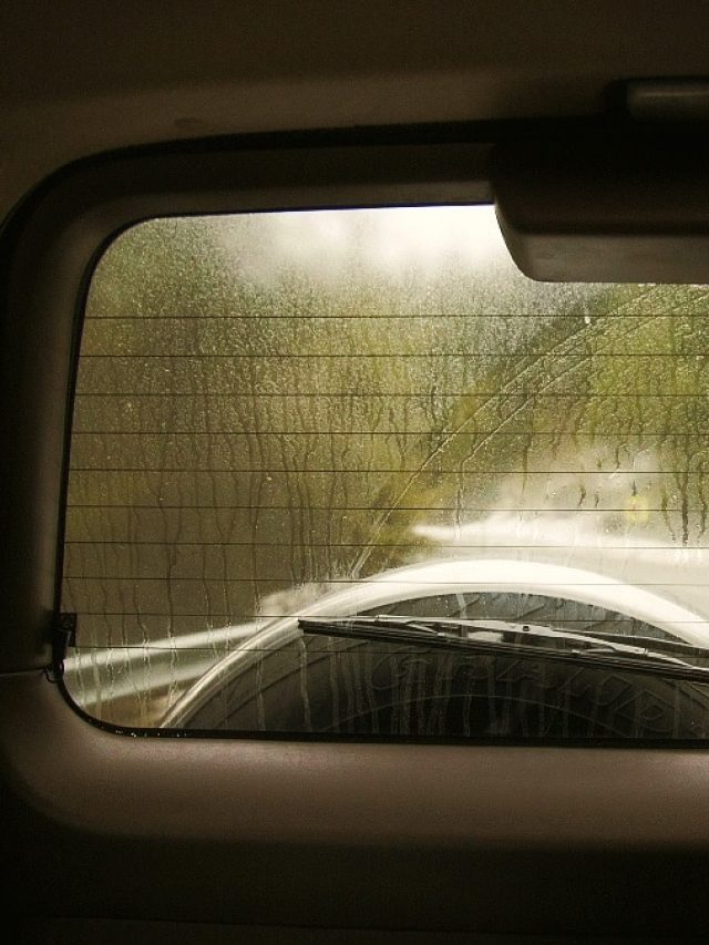 कार के पिछले शीशे पर क्यों होती हैं ये लाइनें? क्या है इनका काम