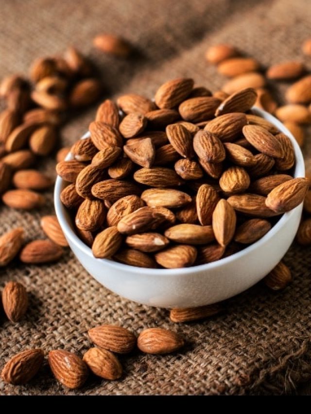 चेहरे की स्किन को टाइट रखने के लिए हेल्दी डाइट संग खाएं बादाम, बुढ़ापे के निशान रहेंगे दूर