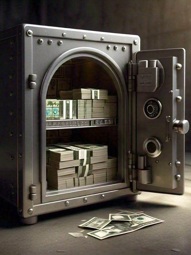 पैसों की तिजोरी के पास भूलकर भी न रखें ये 3 चीजें, घटने लगेगी धन की आवक