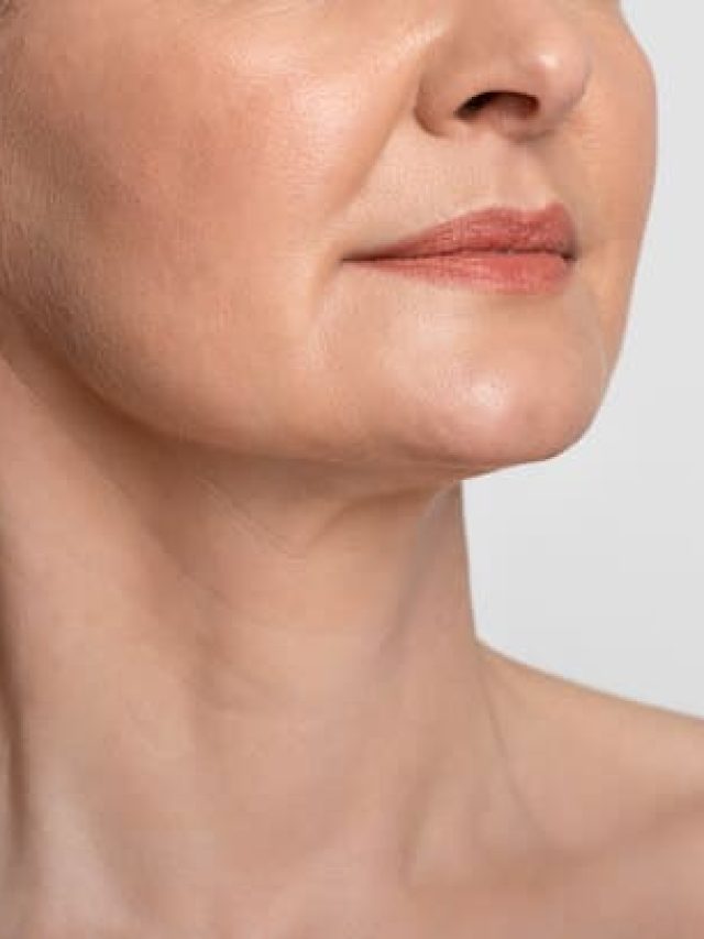 ৪০-এই গলার চামড়া কুঁচকে গিয়েছে? বুড়ি হওয়া আটকাবে ৫ উপায়