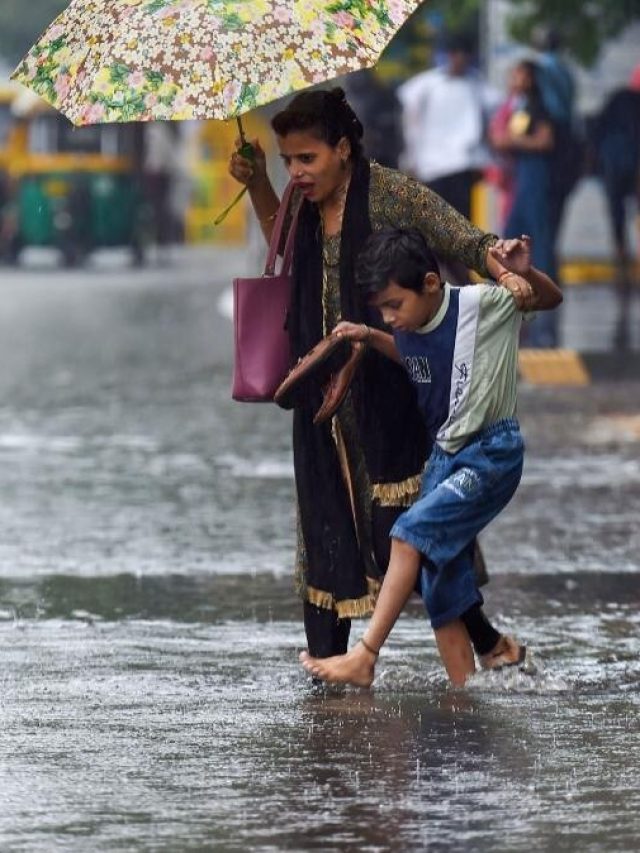 বৃষ্টিতে ভিজে স্নান? বাড়ি ঢুকেই করে ফেলুন এই কাজগুলি