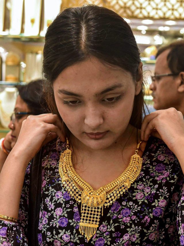 সোনা এঁদের জন্য বিপদ ডেকে আনে,  ৫ গুরুত্বপূর্ণ বিষয় জেনে রাখুন