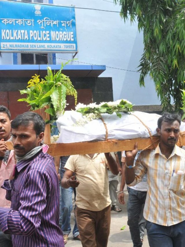 রাস্তায় বেড়িয়েই মরা দেখলেন, কীসের ইঙ্গিত জানুন?