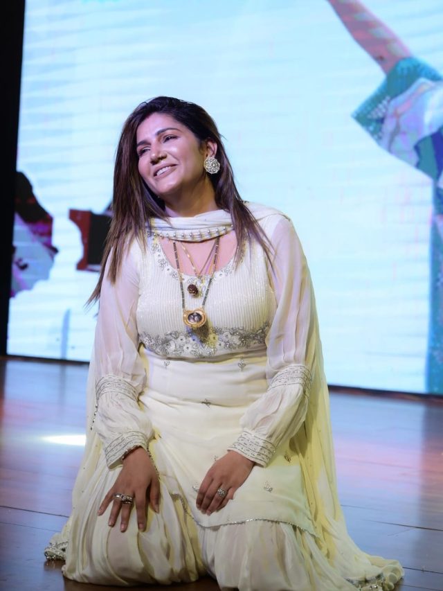 'खींच के तमाचा मार दूं' स्टेज पर लड़कियों के अश्लील डांस पर भडकीं सपना चौधरी