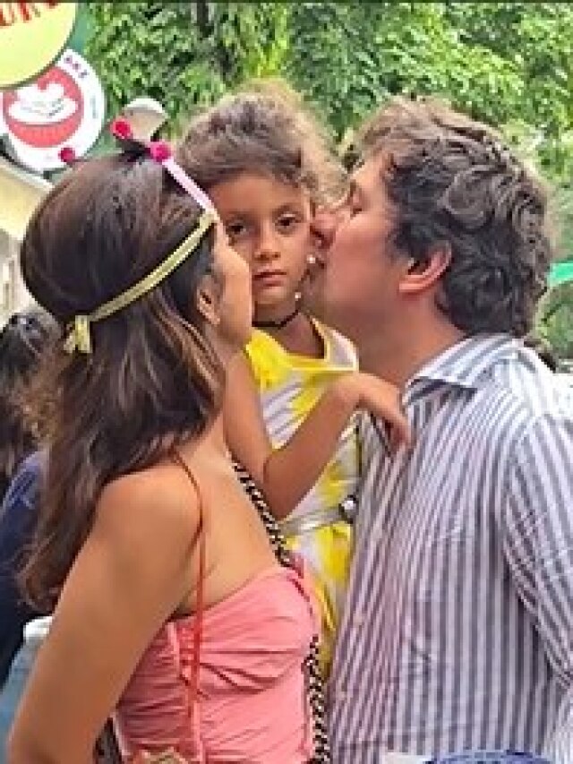 सड़क पर पति संग रोमांटिक हुई एक्ट्रेस, बेटी के सामने किया Kiss, हुई ट्रोल