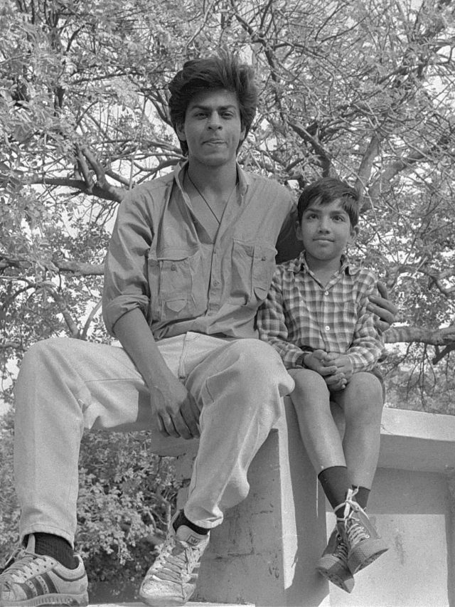 শাহরুখের কলেজ লাইফের অদেখা ছবি ভাইরাল, ক্লিক করে দেখুন