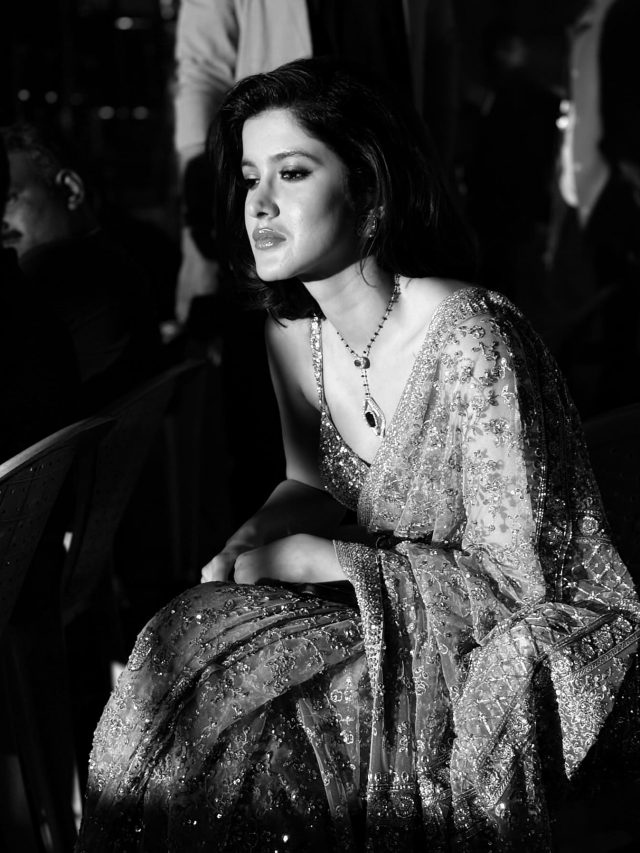 मुश्किलों से हो रहा डेब्यू! फिल्म का फर्स्ट लुक देख रो पड़ीं शनाया, विक्रांत ने लगाया गले