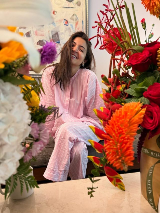 चेहरे पर बड़ी सी मुस्कान, फूलों के बीच पोज देती दिखीं अनुष्का शर्मा, नहीं हटेंगी नजरें