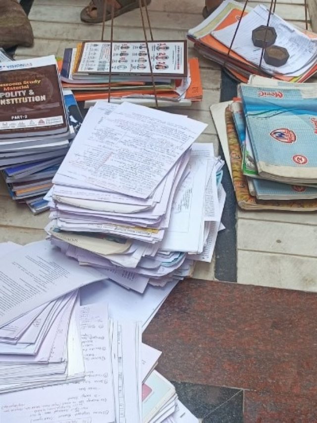 UPSC एस्पिरेंट ने रद्दी में बेच दिए नोट्स, वायरल पोस्ट देख लोगों ने ऐसे बढ़ाया हौसला