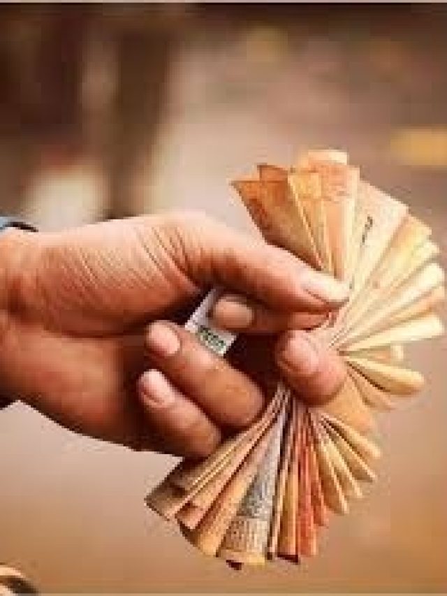 বাস কন্ডাক্টররা আঙুলের ফাঁকে নোট রাখেন কেন? অনেকেরই অজানা