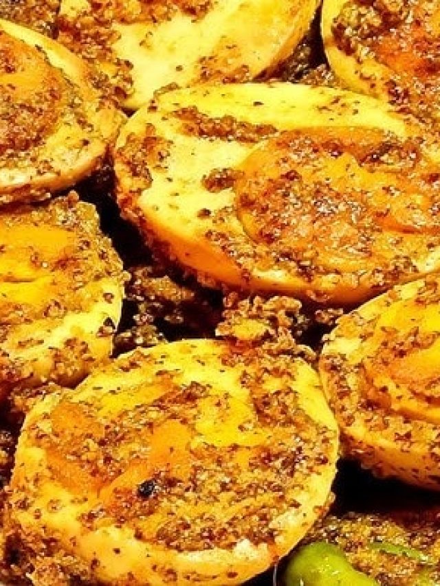 বাঙালির প্রিয় ডিম সরষে, এভাবে বানালে মুখে লেগে থাকবে