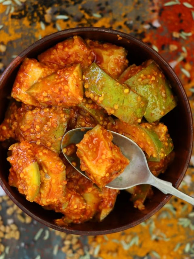 মাত্র ৫ মিনিটেই আমের আচার বানান, কায়দাটা শিখে নিন