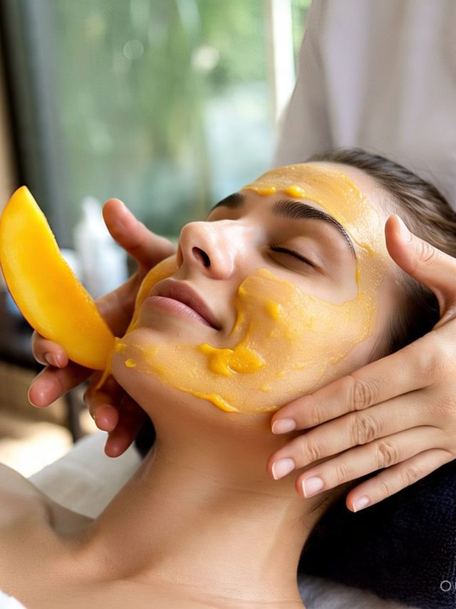 মুখের জেল্লা ফেটে পড়বে পাকা আম দিয়ে! ম্যাঙ্গো স্কিনকেয়ারের নিয়ম জানুন