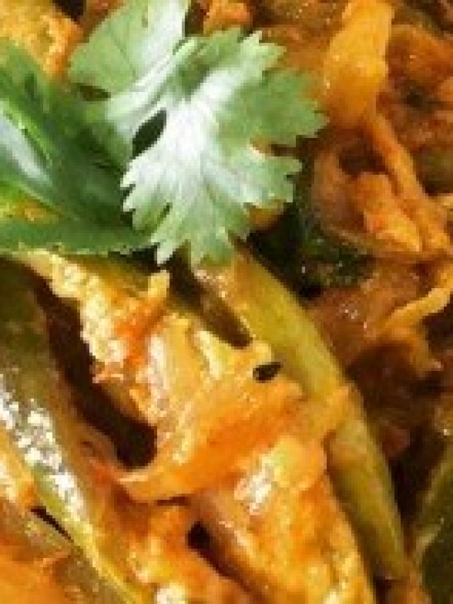 কাঁচা আম দিয়ে পটলের চচ্চড়ি, এভাব বানালে হাত চাটবেন