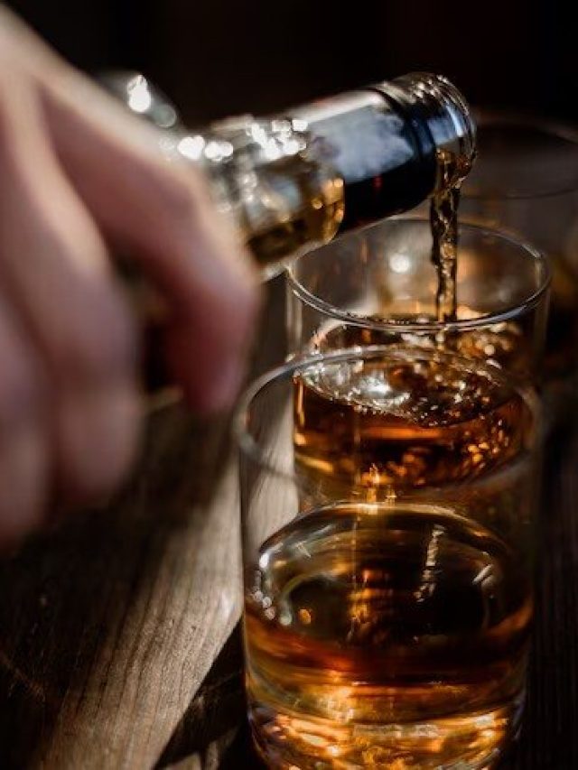 জল মিশিয়ে না 'র'? কীভাবে হুইস্কি খেলে ক্ষতি কম হবে? সঠিকটা জানুন
