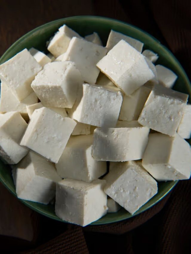 নকল পনির খাচ্ছেন না তো, চিনবেন কীভাবে?