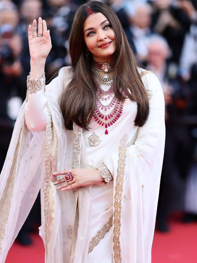 कान्स रेड कार्पेट पर ऐश्वर्या राय, मांग में सिंदूर-देसी लुक में छाईं, फैन्स बोले- क्वीन हो आप