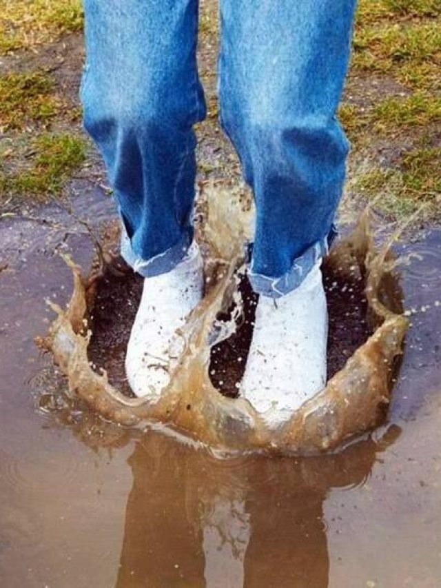 বর্ষার জলে ভেজা জুতো শুকোবেন কীভাবে? রইল ৩ টোটকা