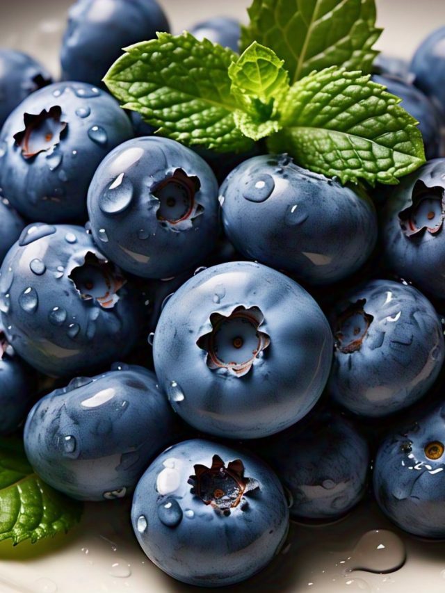 हेल्दी डाइट के साथ खाएंगे ये नीला फल तो बुढ़ापा भागेगा दूर, स्किन होगी टाइट