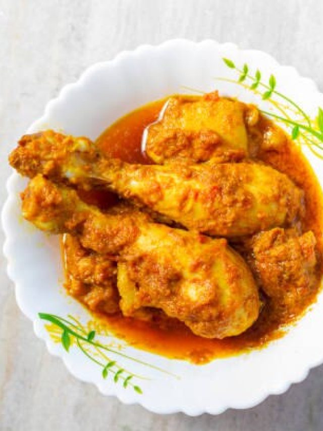 গুনে গুনে লাগবে ১৫ মিনিট, তাতেই তৈরি মুরগীর লাল ঝোল