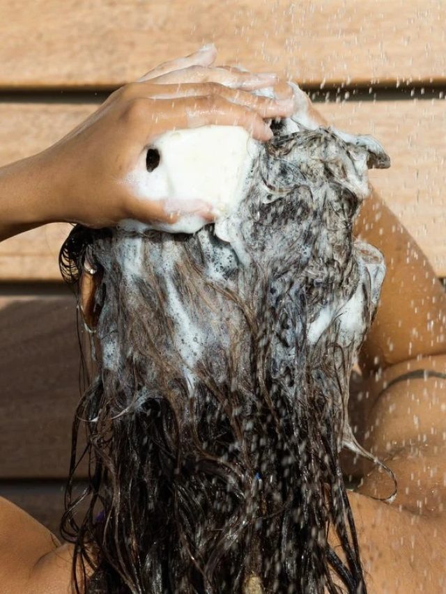 এই দিনে বিবাহিত মহিলারা শ্যাম্পু করলে সংসারে হতে পারে ভয়ঙ্কর অনর্থ