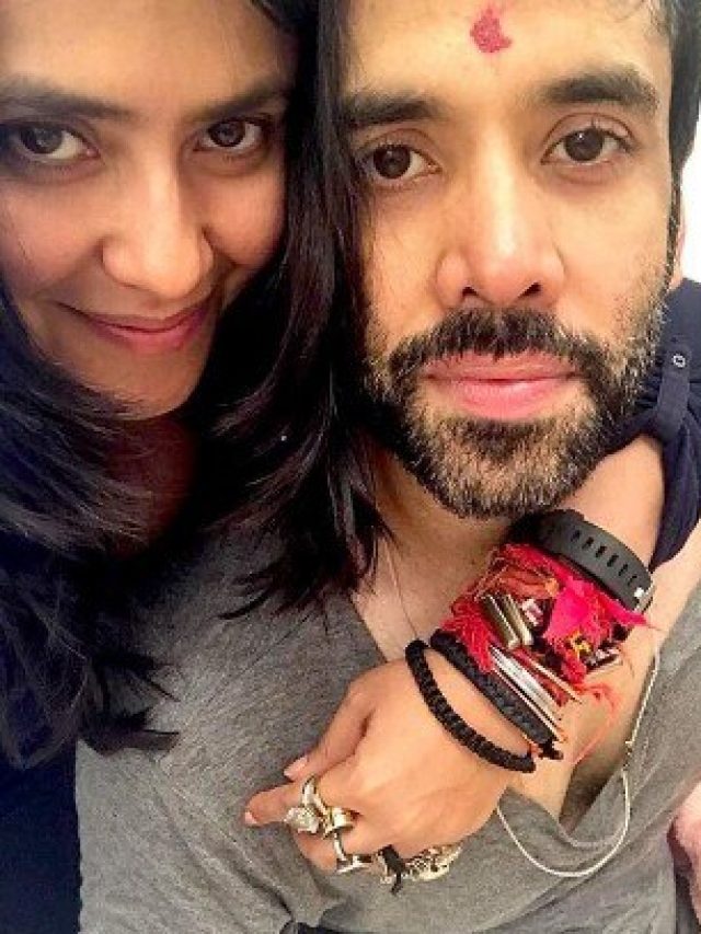 माथे पर टीका, हाथ में अंगूठियां, क्या कभी भाई तुषार ने उड़ाया इसका मजाक?