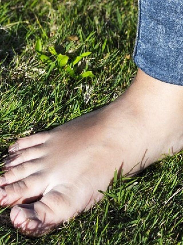 सुबह नंगे पैर चलने से क्या होता है? फायदे जानकर रोजाना चलना शुरू कर देंगे