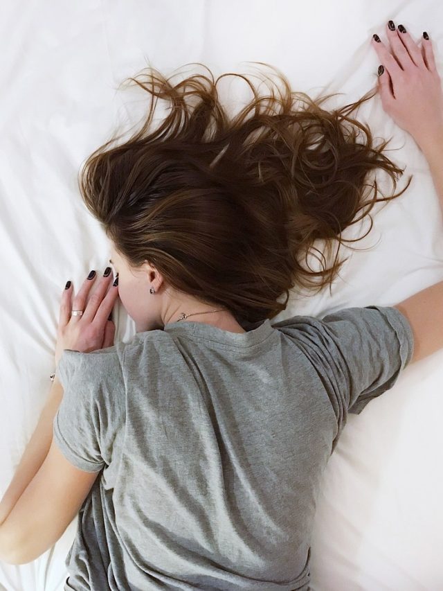 রাতে কোন দিকে মাথা দিয়ে ঘুমোলে কেরিয়ারে বাম্পার উন্নতি, জানুন