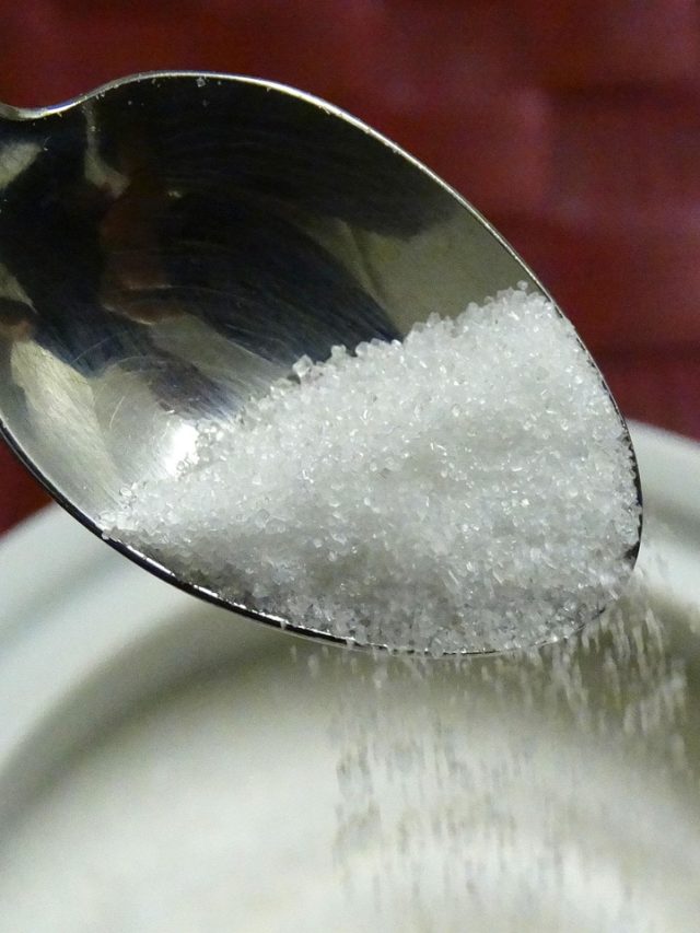 चीनी में यूरिया की मिलावट? पानी की मदद से ऐसे करें पहचान