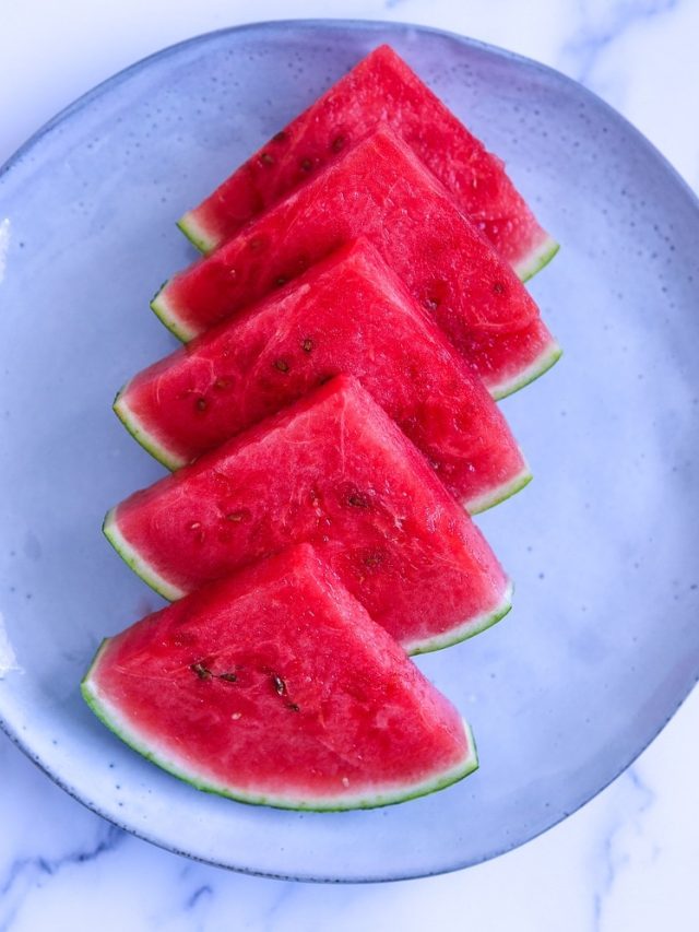 रात में तरबूज खाने की ना करें गलती,  हो सकते हैं ये नुकसान