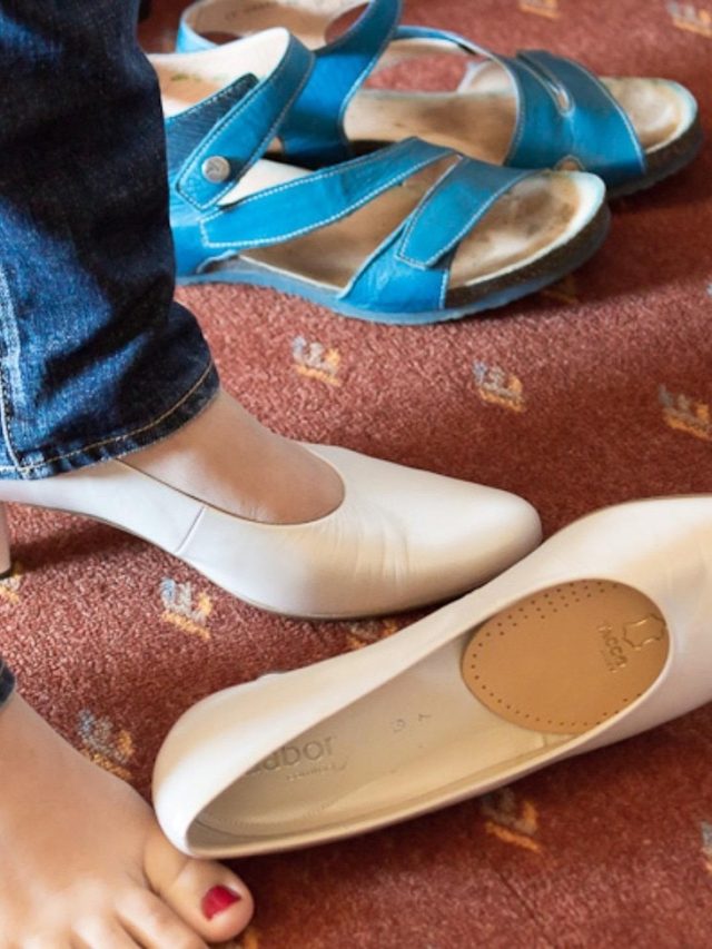 এই রঙের জুতো পরা অশেষ দুর্ভাগ্য বয়ে আনতে পারে, বলছে বাস্তু